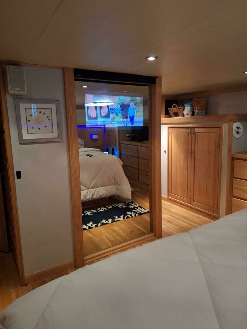 1988 Viking Motor Yacht - Image 22