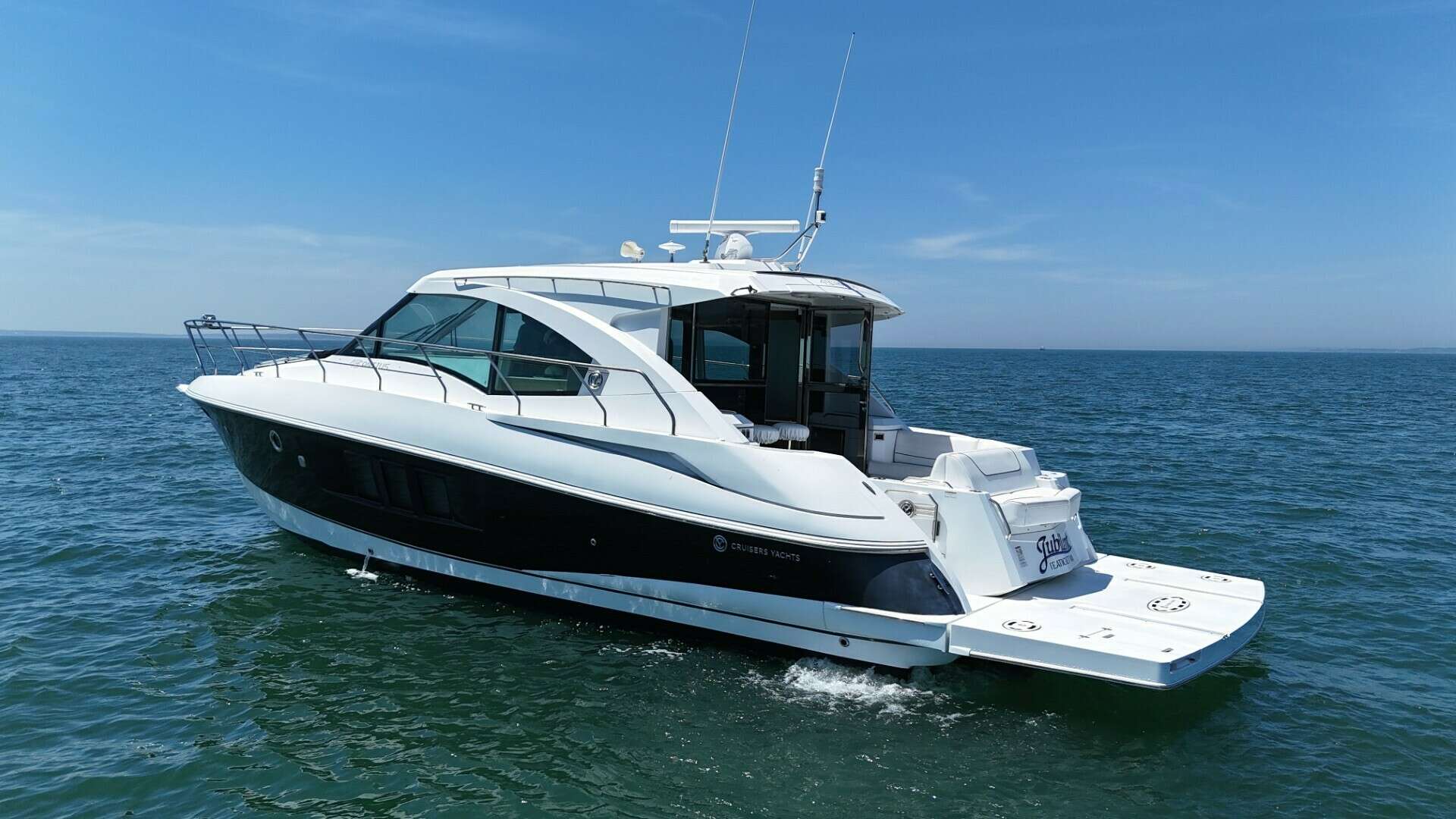 2015 Cruisers Yachts Cantius - Image 2