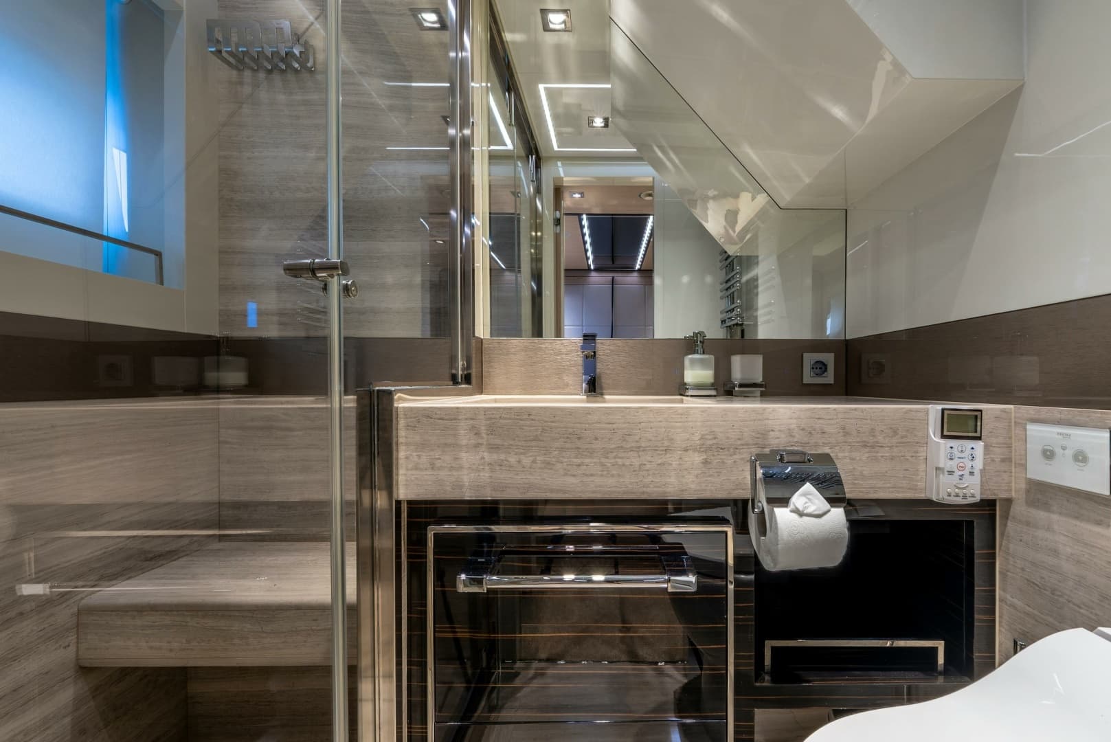 2018 Dominator Yachts Dominator Ilumen - Image 27