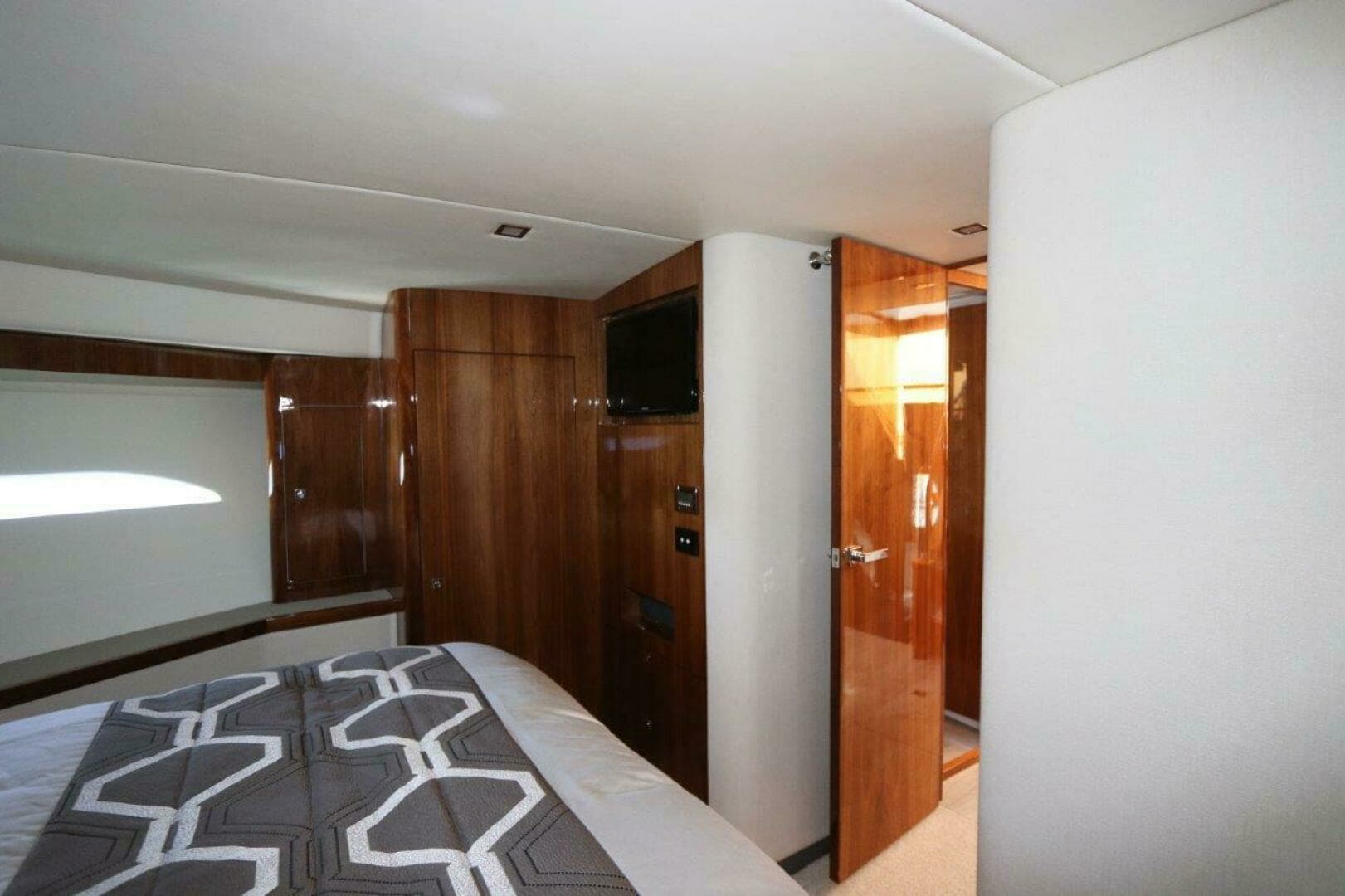 2020 Riviera 6000 Sport Yacht - Image 41