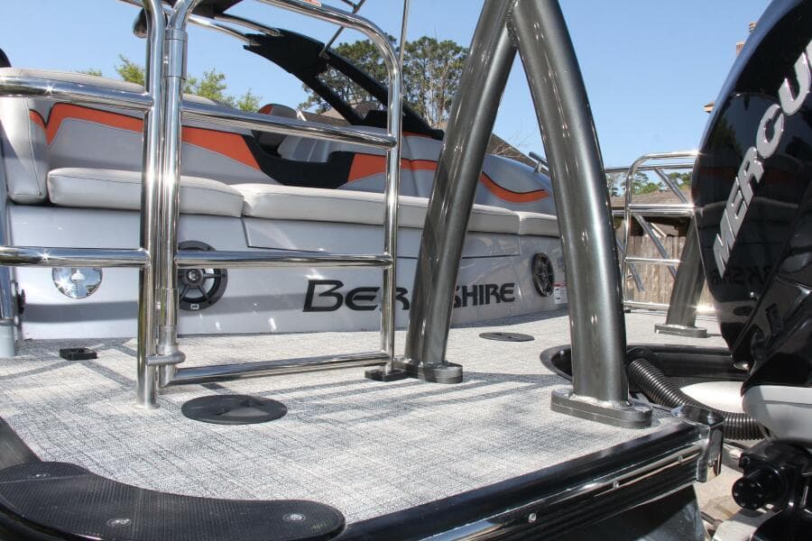 2021 Berkshire 25 Sport CL boat deck with ladder and seating area.
