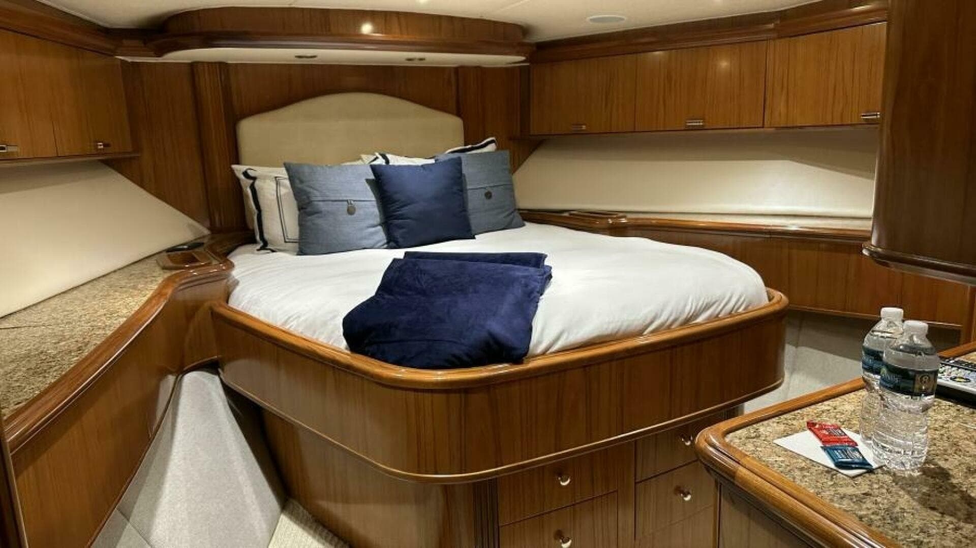 2005 Sea Force IX Enclosed Flybridge - Image 31