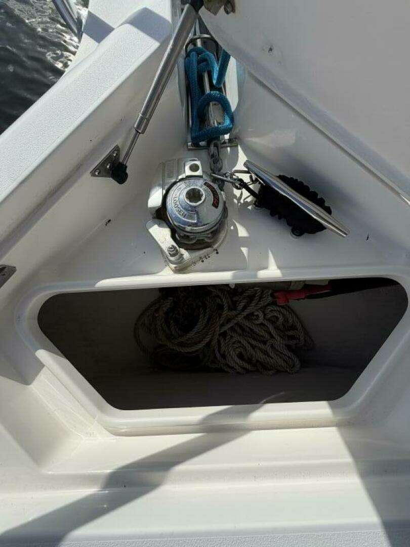 2003 Intrepid 310 - Image 35