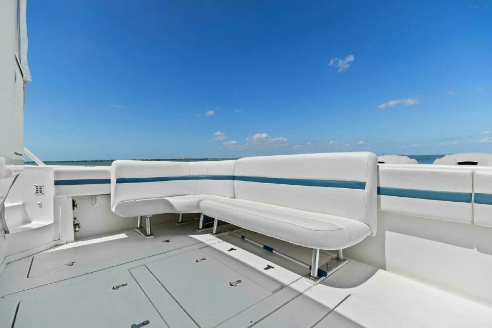 2019 Intrepid 475 Sport Yacht - Image 9