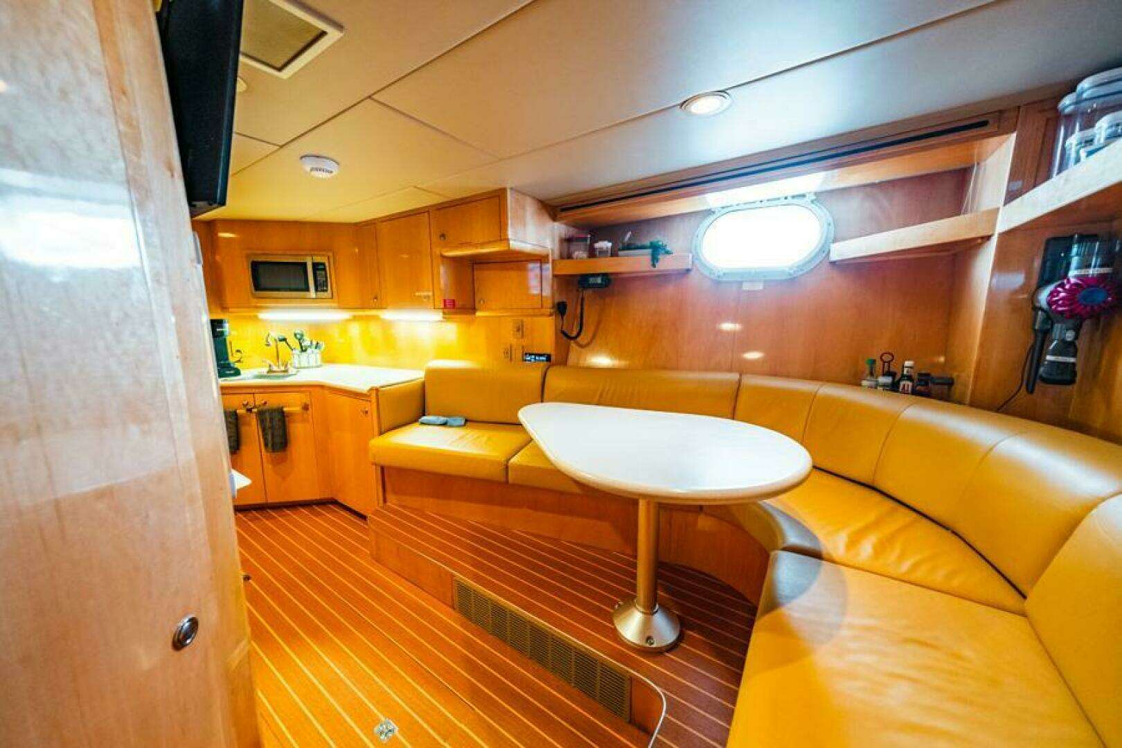 1995 Hatteras Flybridge Motor Yacht - Image 63