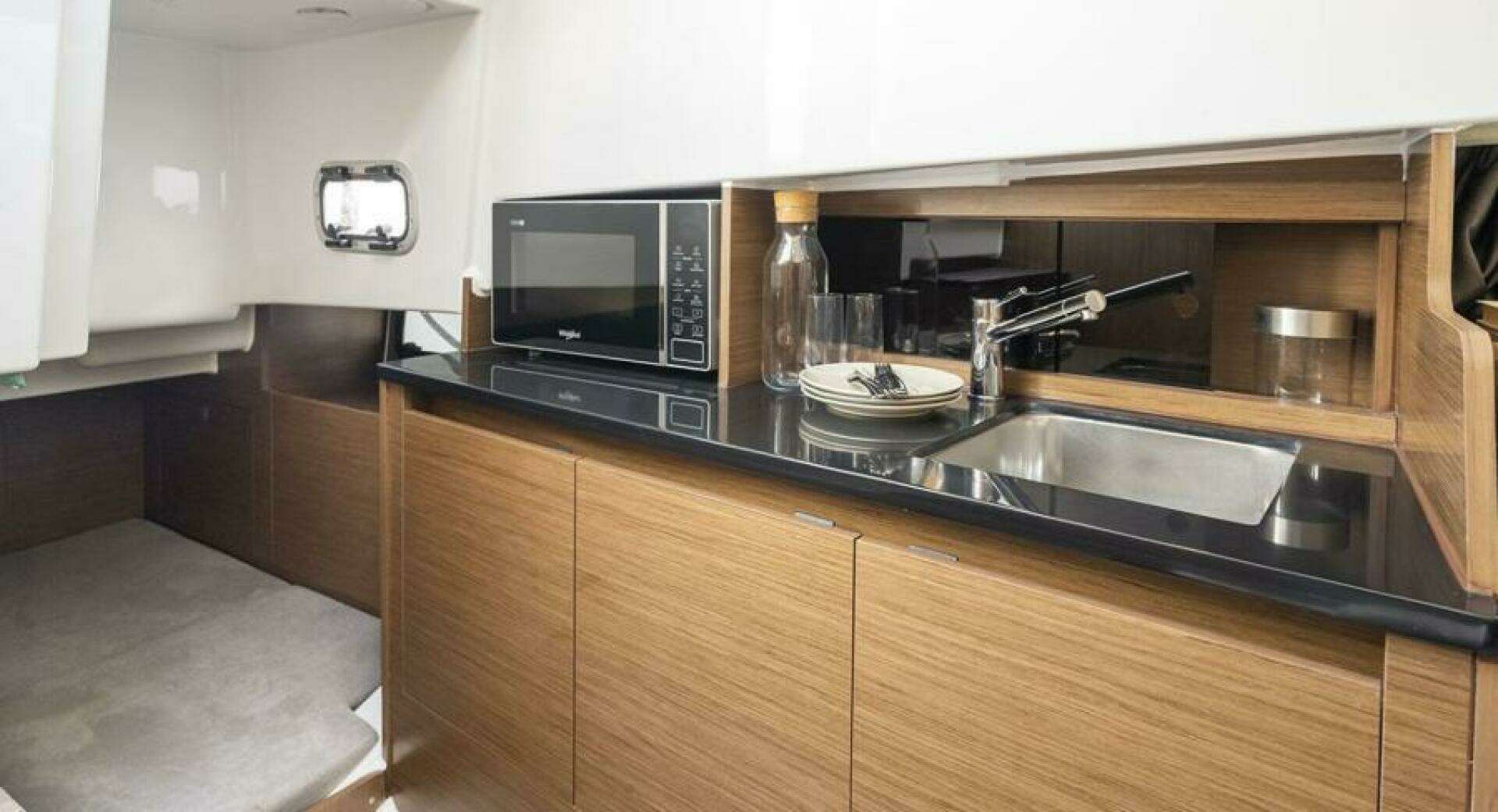 2025 Beneteau Flyer 9 SunDeck - Image 8