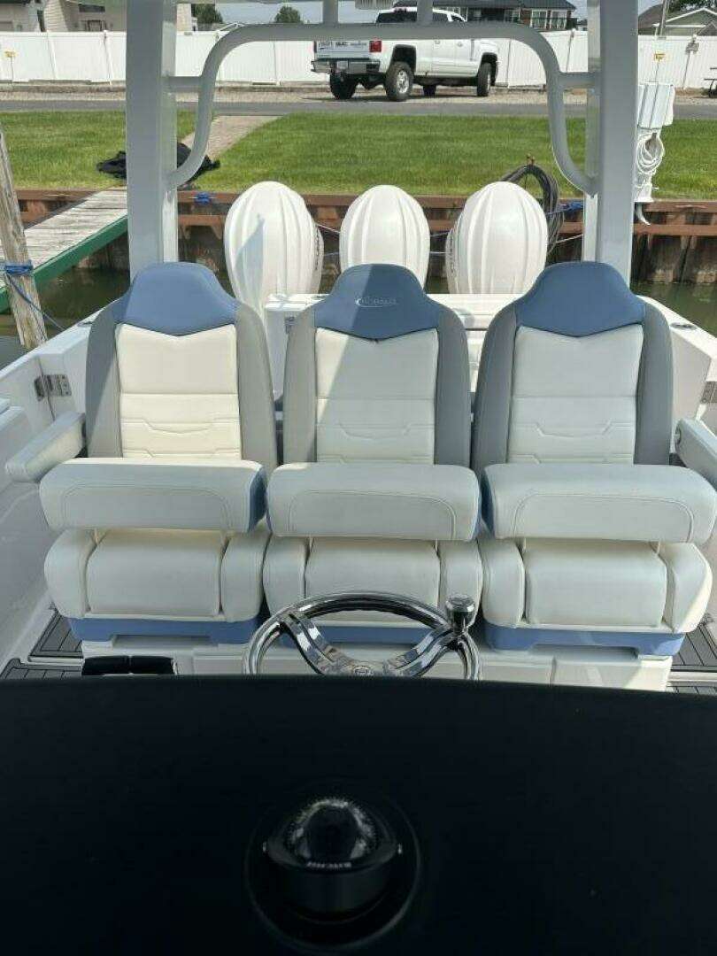 2023 Robalo R360 - Image 6
