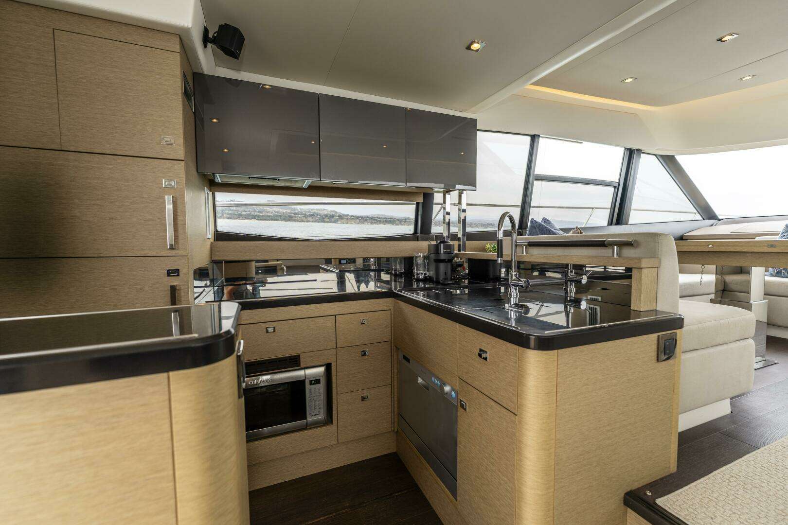 2018 Prestige 560 - Image 7