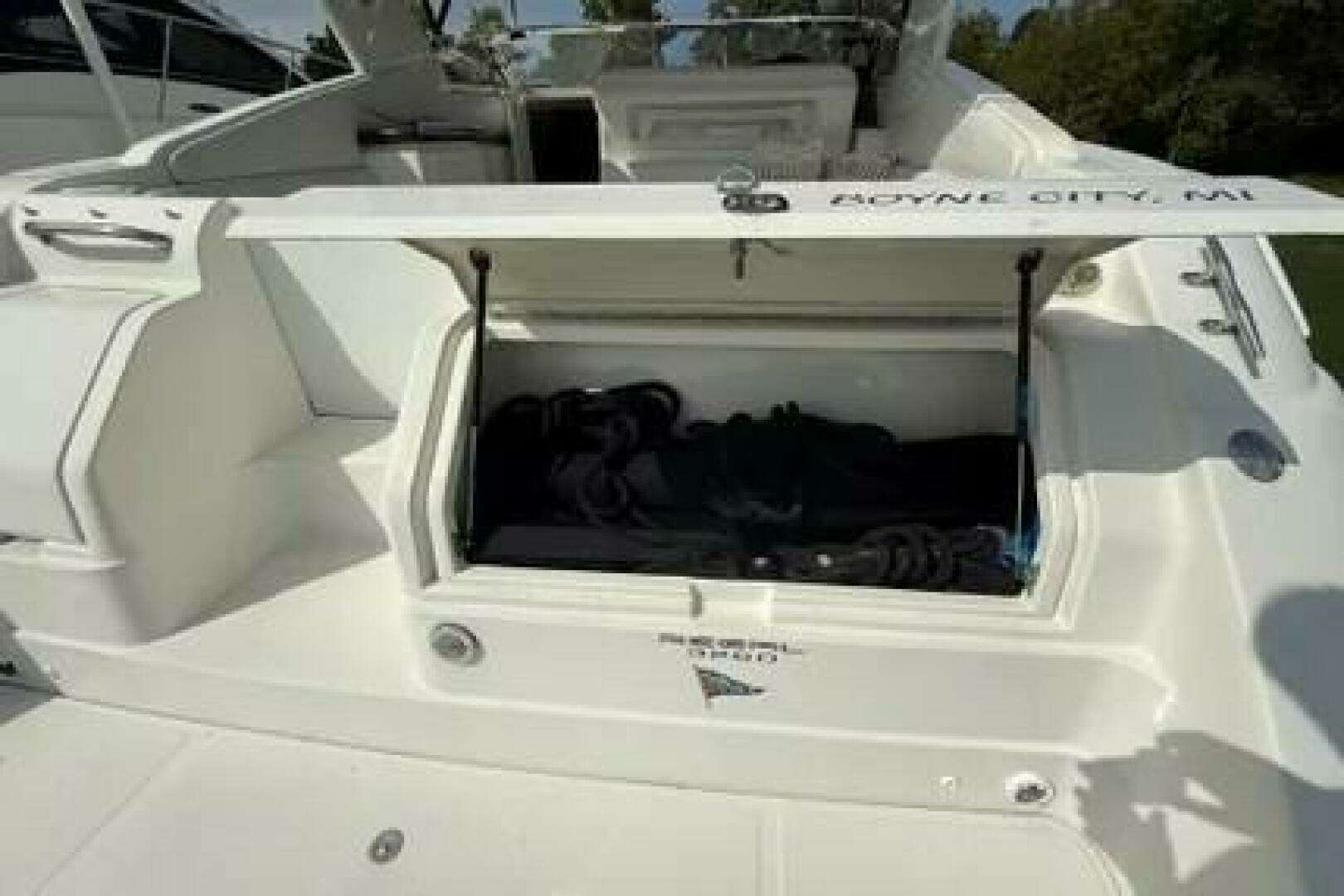 2004 Regal 3260 Commodore - Image 2