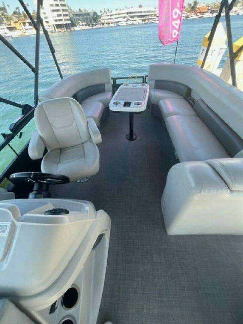 2024 Vision WX Tritoon - Image 2