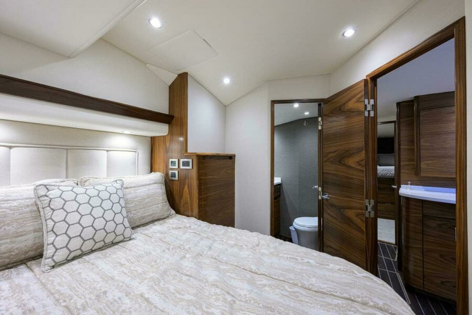 2024 Viking 54 Sport Coupe - Image 7