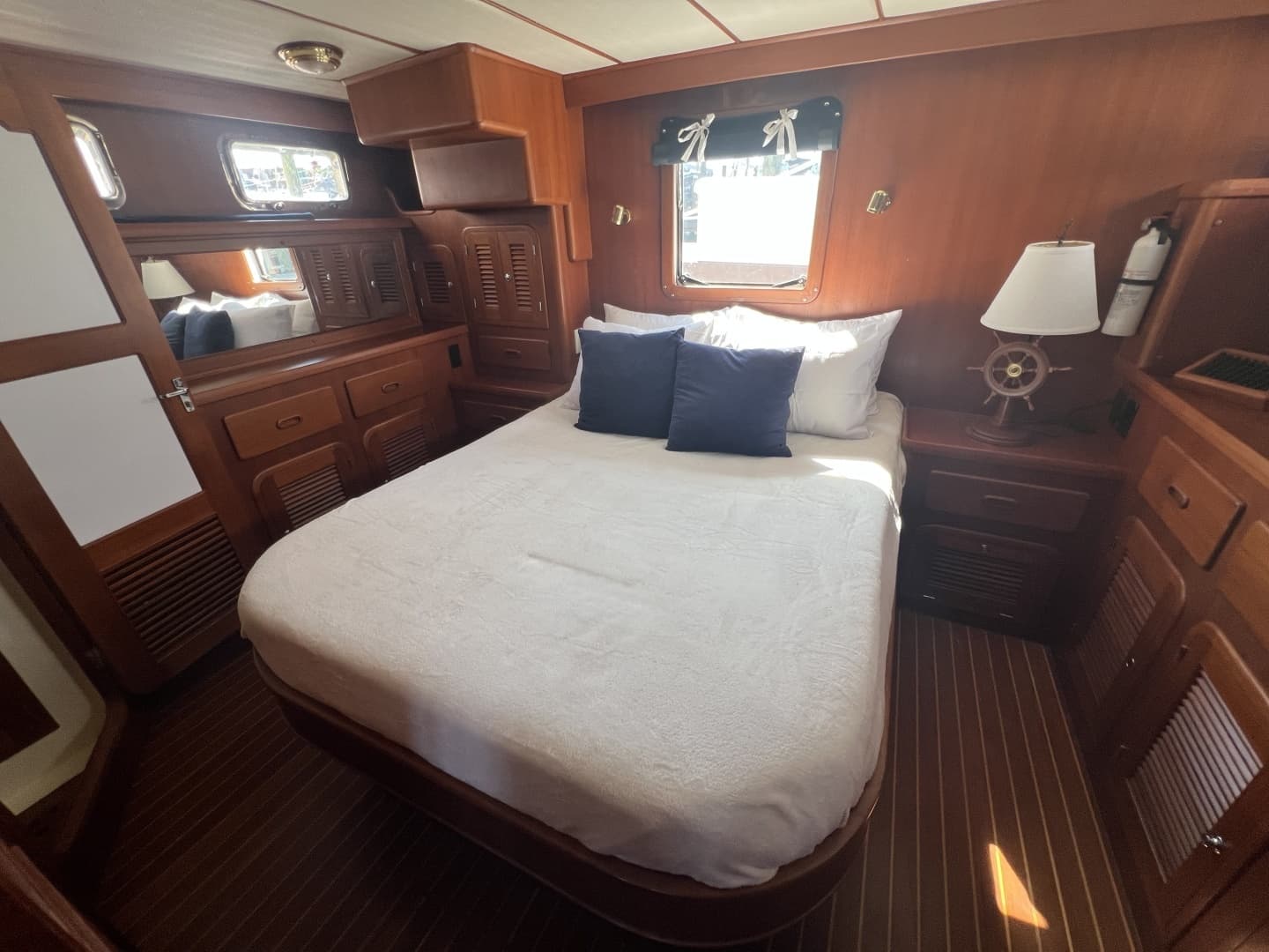 2007 Heritage East 36 Sundeck Trawler - Image 11