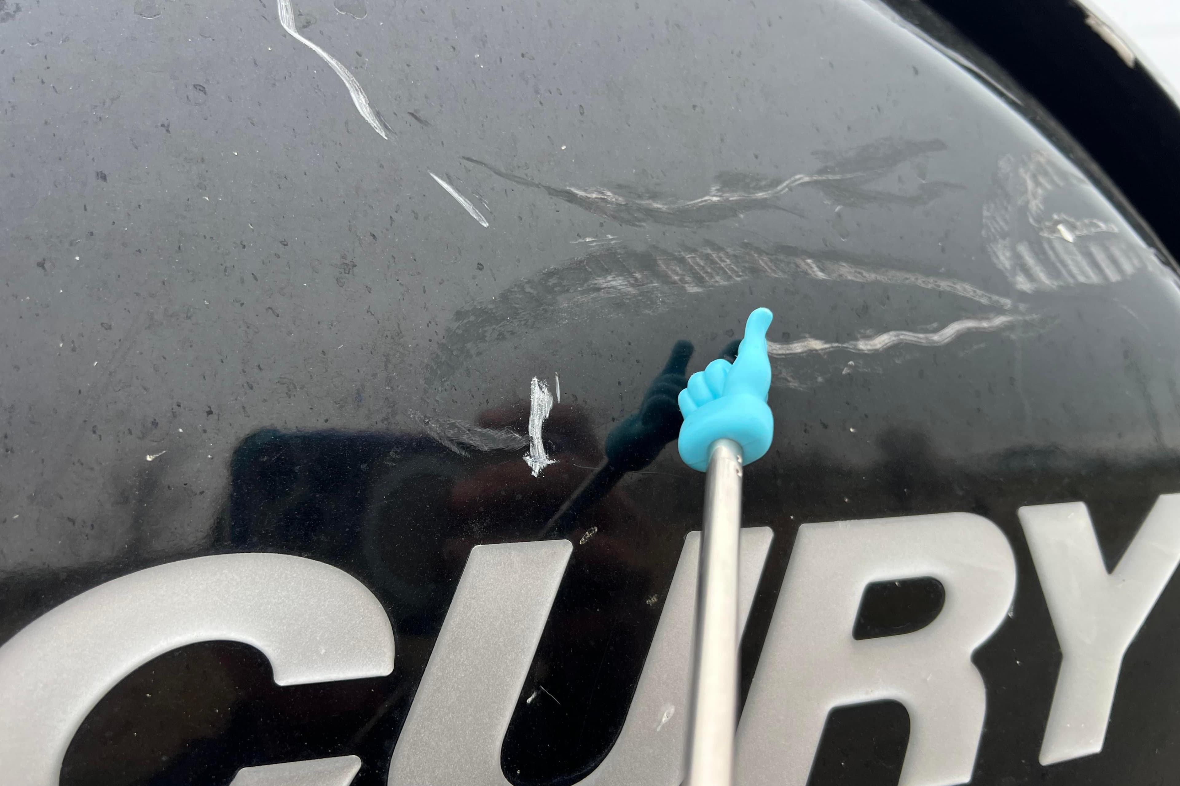 Scratched surface on a Mercury engine, highlighted by a blue pointer. Premier 230 SunSation RF 2017.