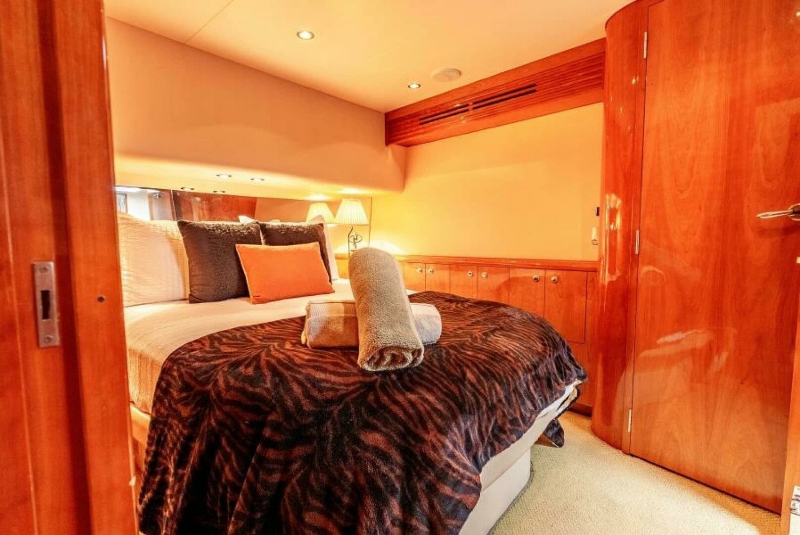 2004 Hatteras 54 Convertible - Image 18