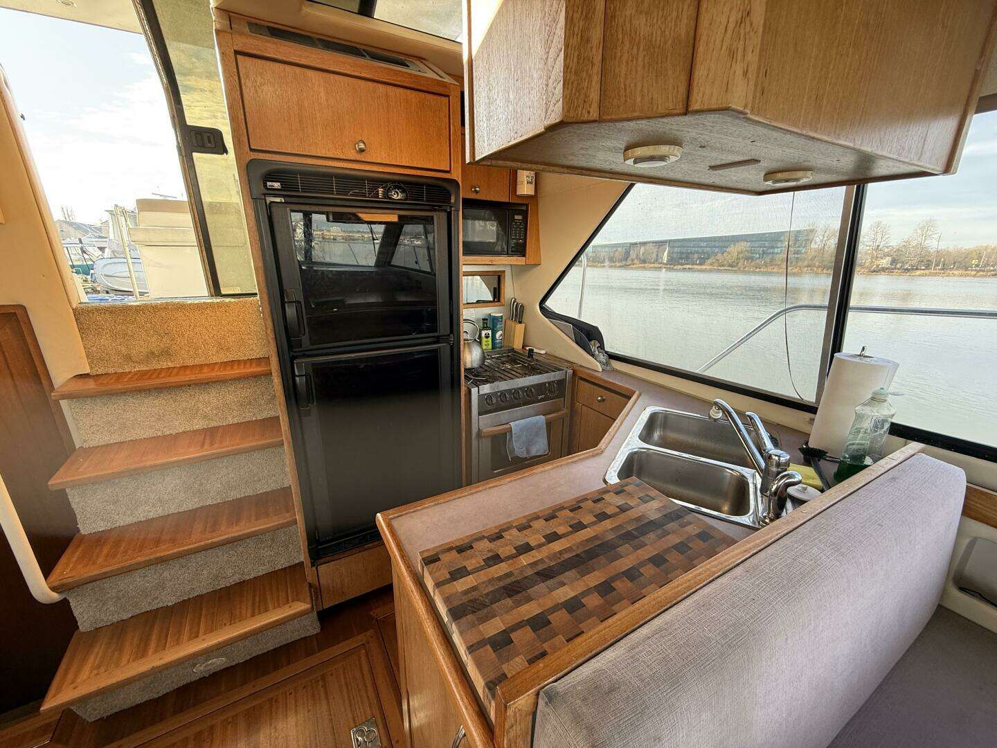 1998 Bayliner 4087 - Image 11