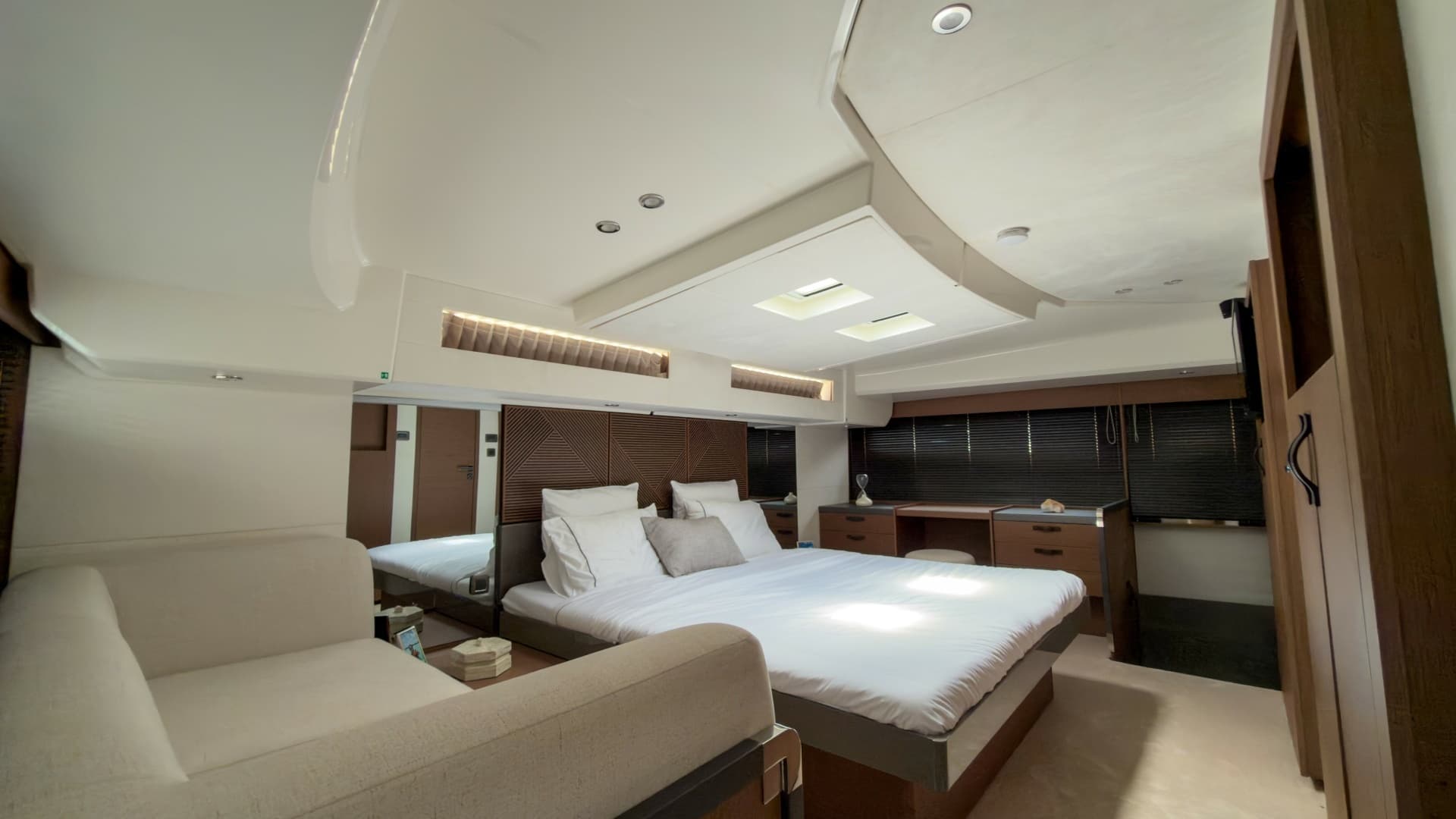 2025 Prestige M48 - Image 22