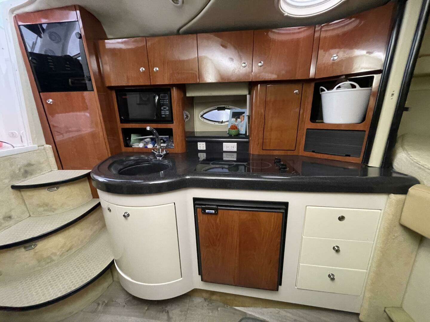 2005 Monterey 322 Cruiser - Image 28