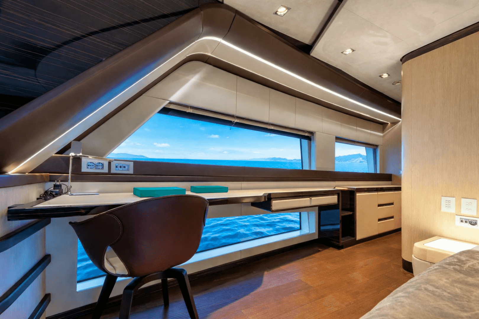 2018 Dominator Yachts Dominator Ilumen - Image 14