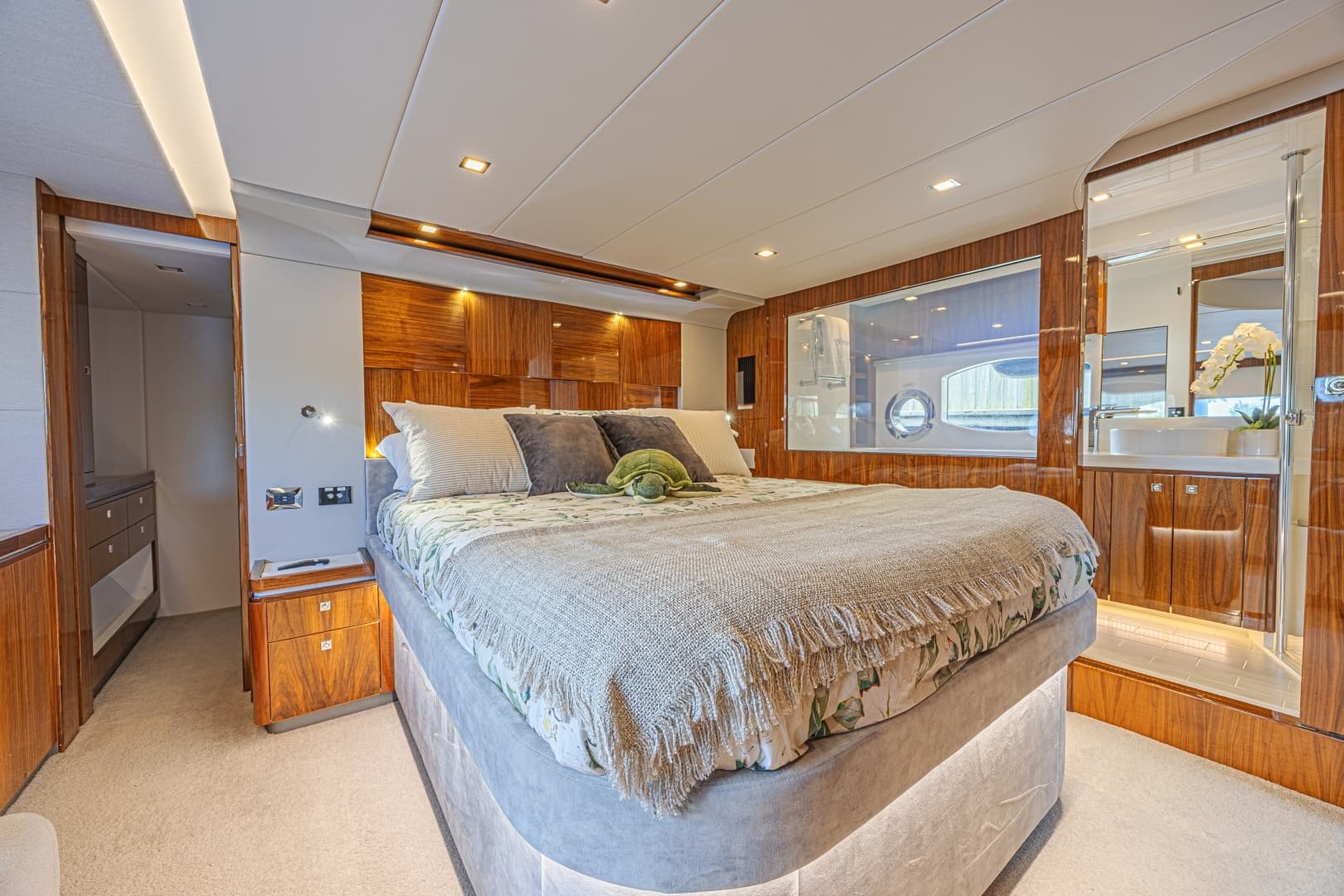 2021 Riviera 6000 Motor Yacht - Image 20