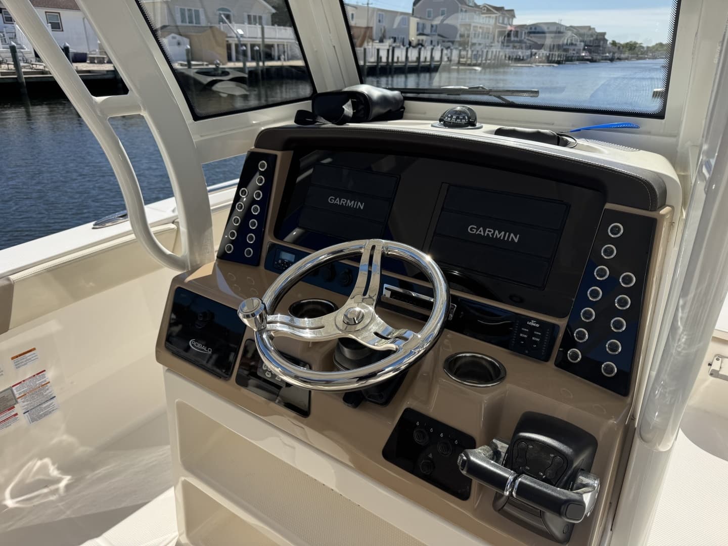 2020 Robalo R272 Center Console - Image 12