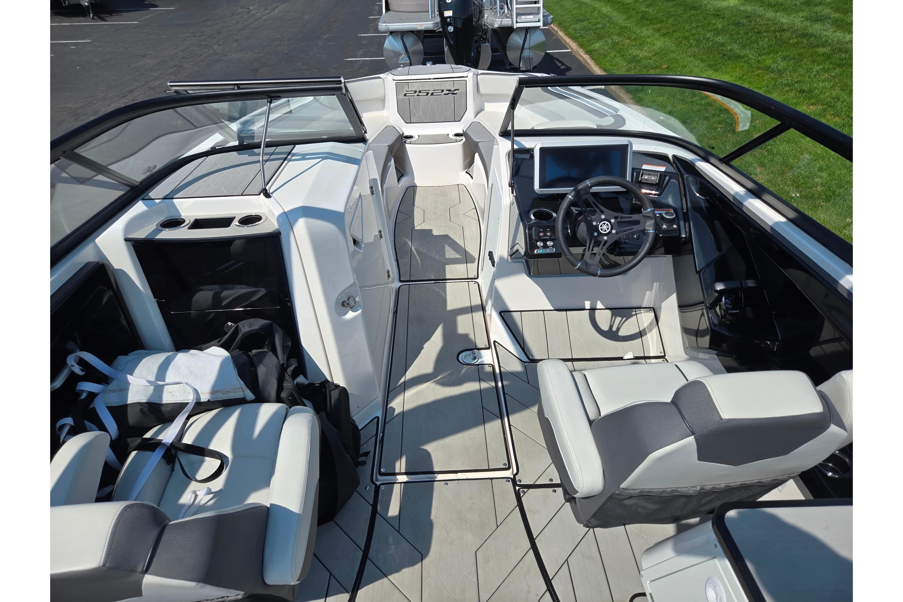 2023 Yamaha Boats 252XE interior with modern dashboard and seating.