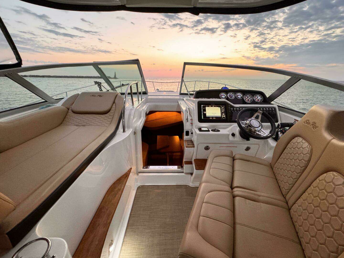 2019 Sea Ray 350 Sundancer - Image 12