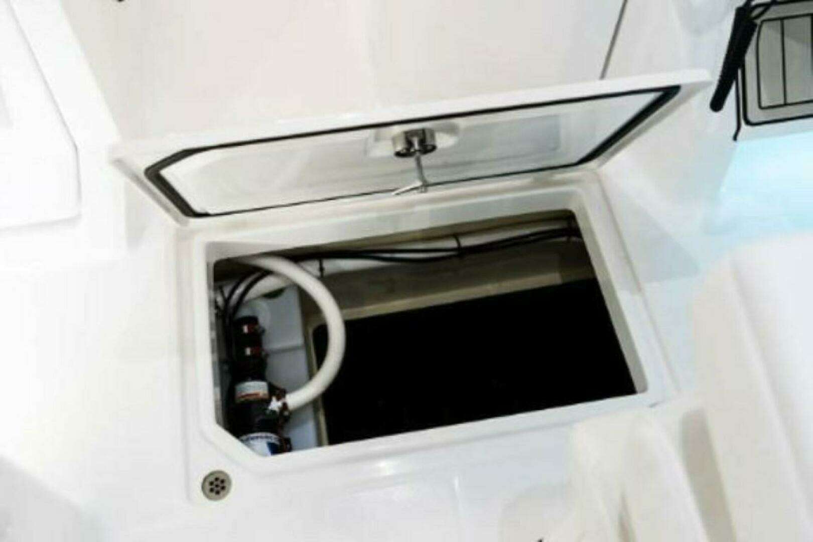 2025 Edgewater 262CX - Image 11