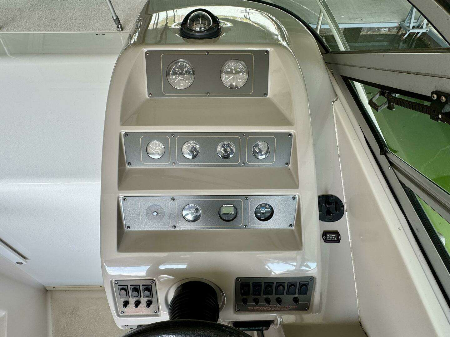 1994 Chaparral Signature 27 Cabin Cruiser - Image 19