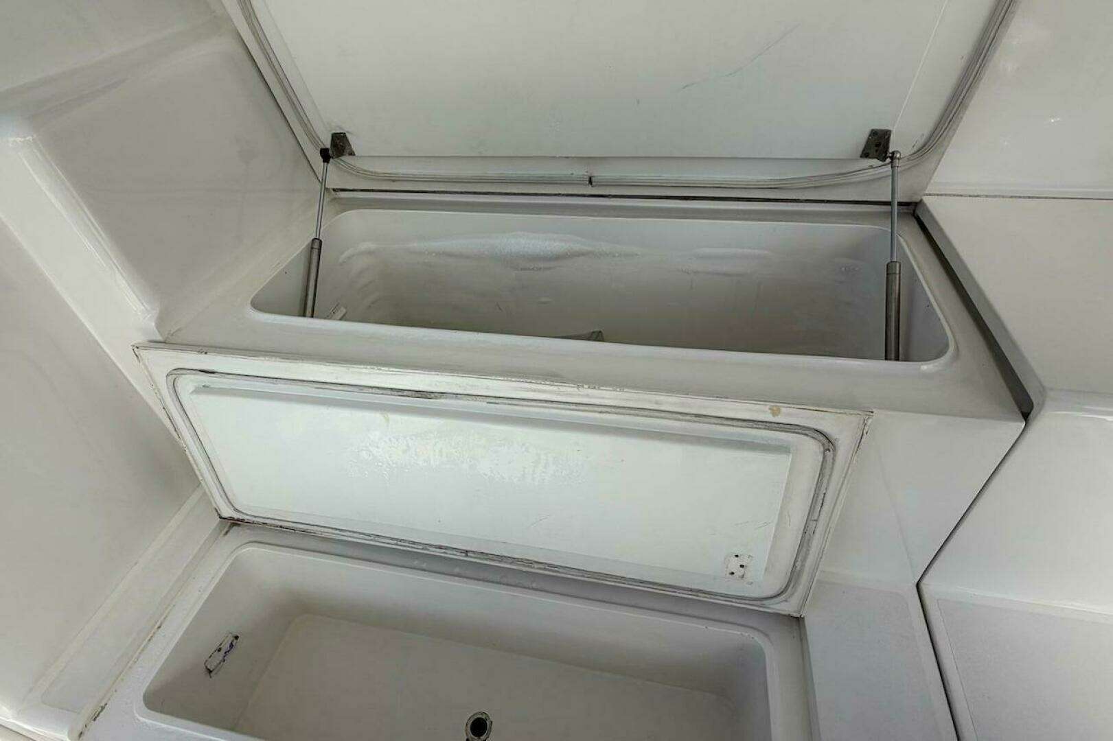 1999 Viking 58 Convertible - Image 8