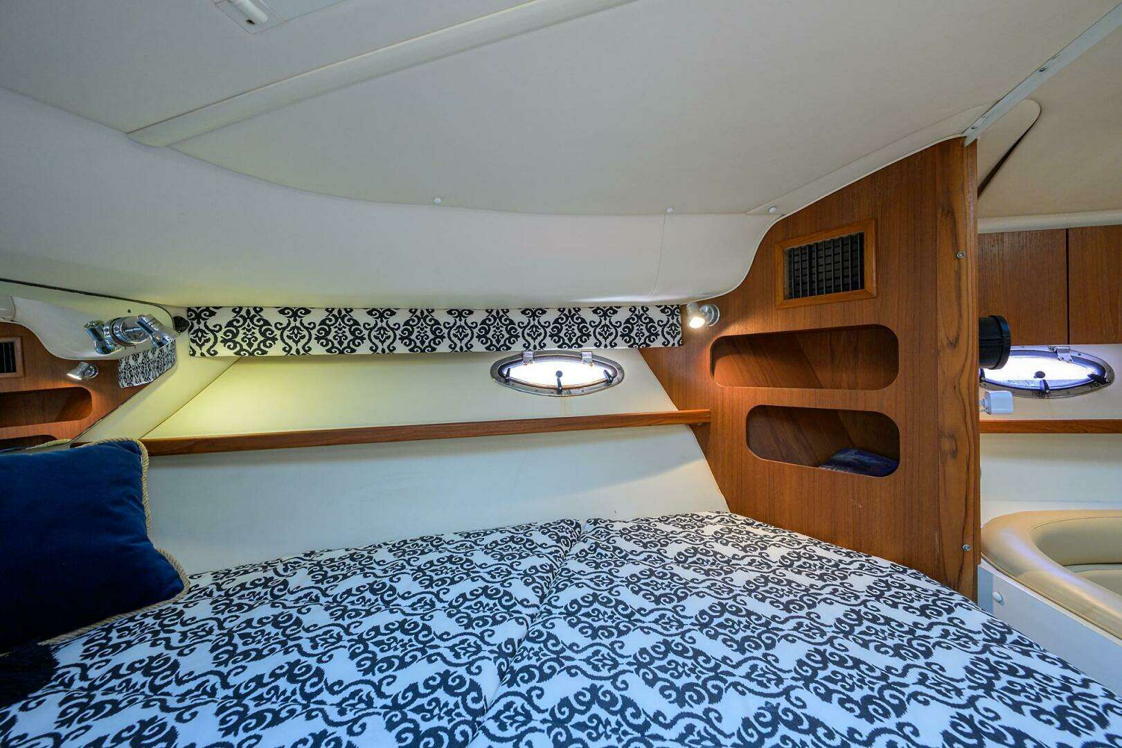 2002 Tiara Yachts 3100 LE - Image 10