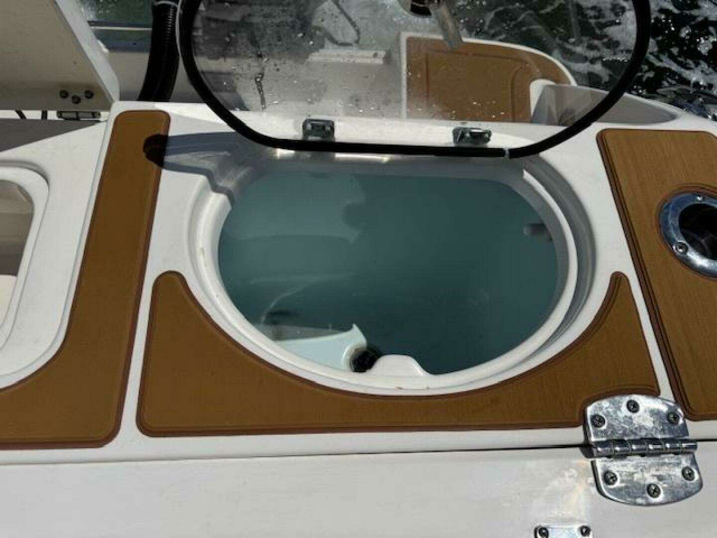 2021 Robalo R242 Center Console - Image 12