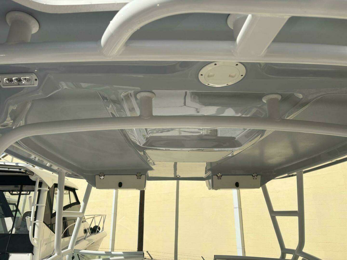 2021 Robalo R247 Dual Console - Image 24