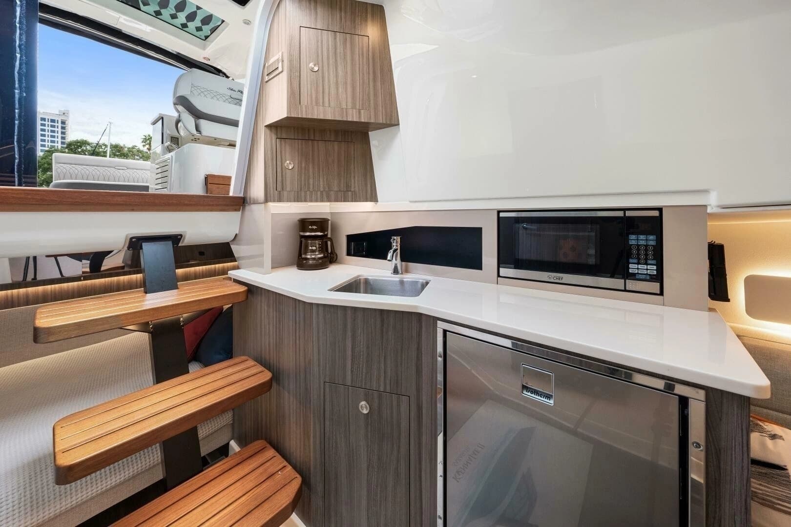 2022 Sea Ray 370 Sundancer - Image 29