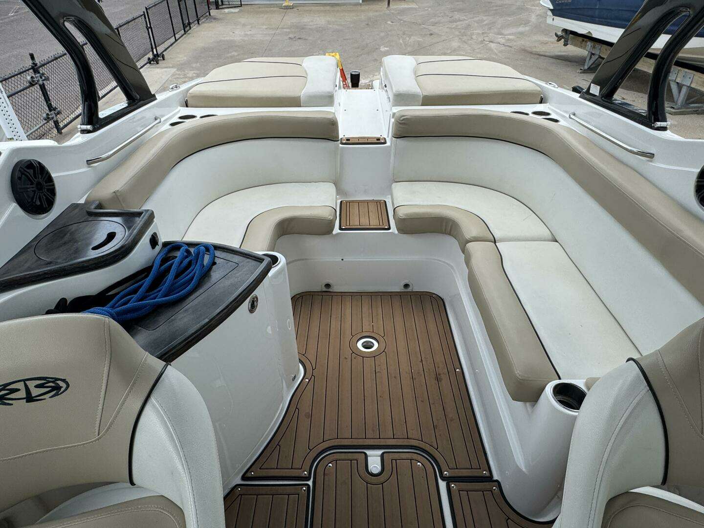 2017 Rinker QX 29 - Image 23