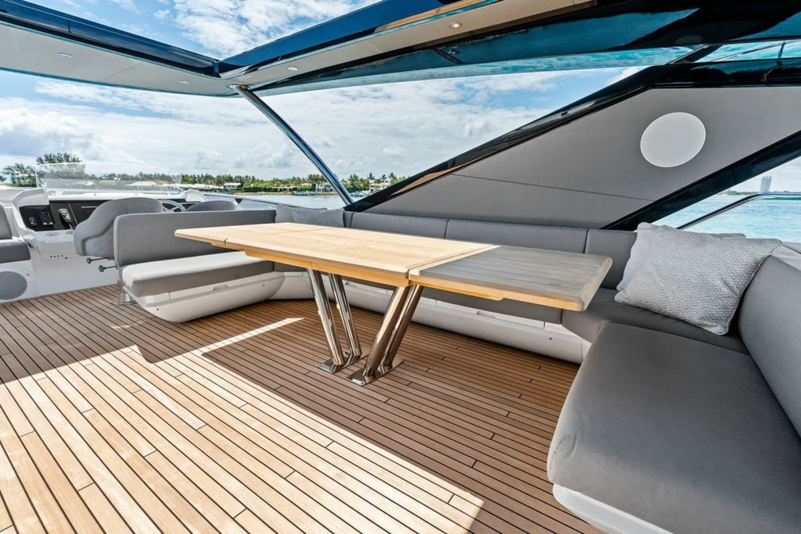 2026 Sunseeker 88 Yacht - Image 25