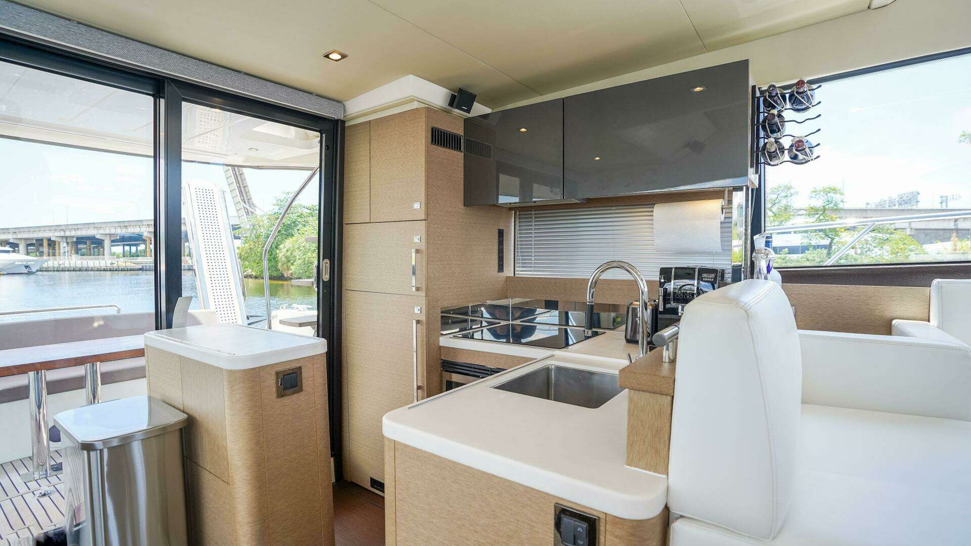2018 Prestige 500 Flybridge - Image 13