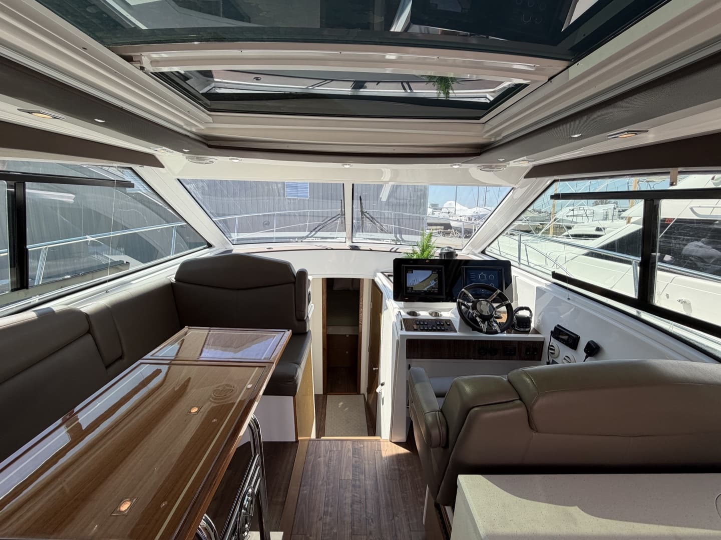 2016 Cruisers Yachts 41 Cantius - Image 15