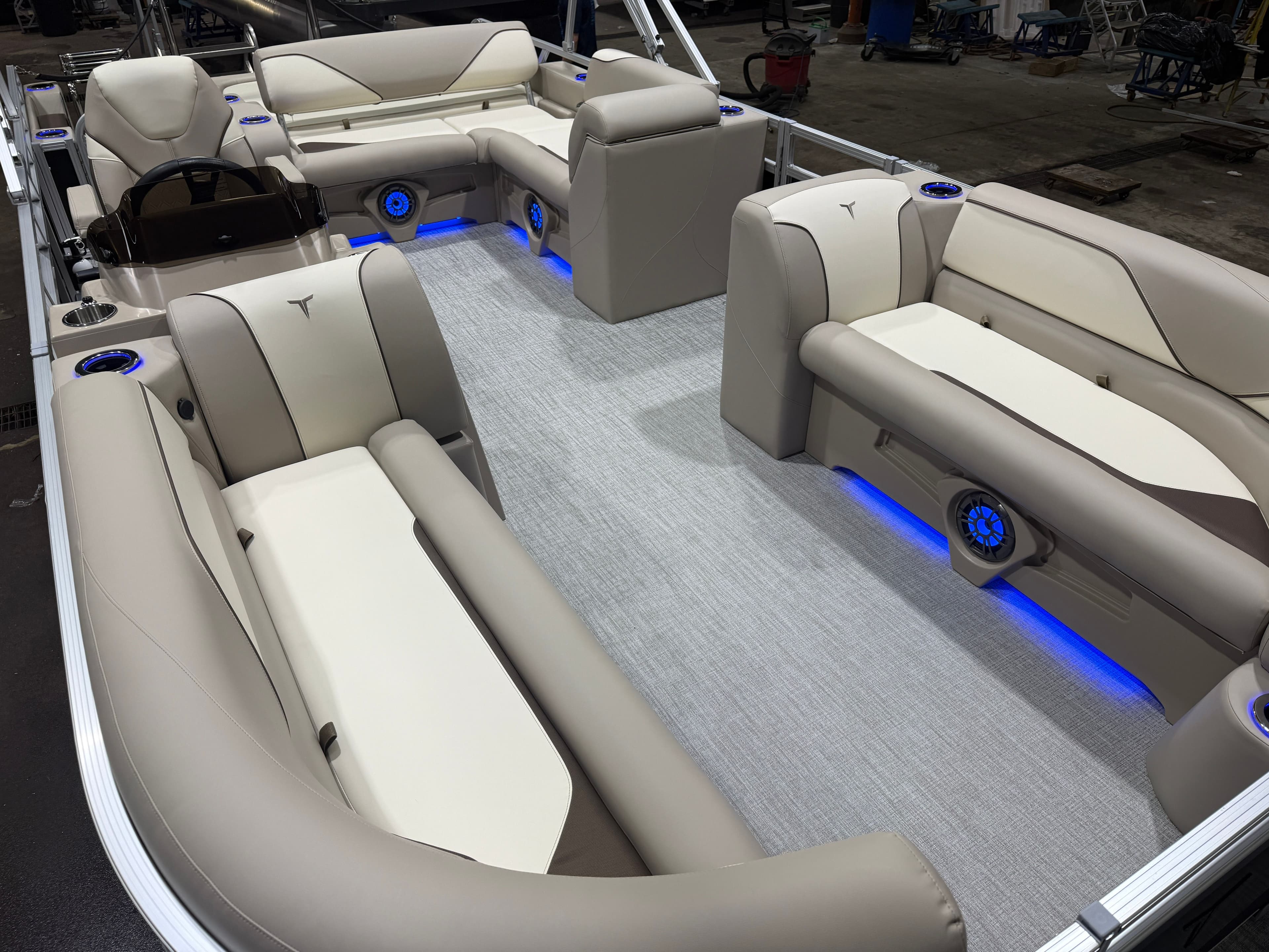 2026 Tahoe Sport 200HP VRB 2385 Swingback Tritoon - 35
