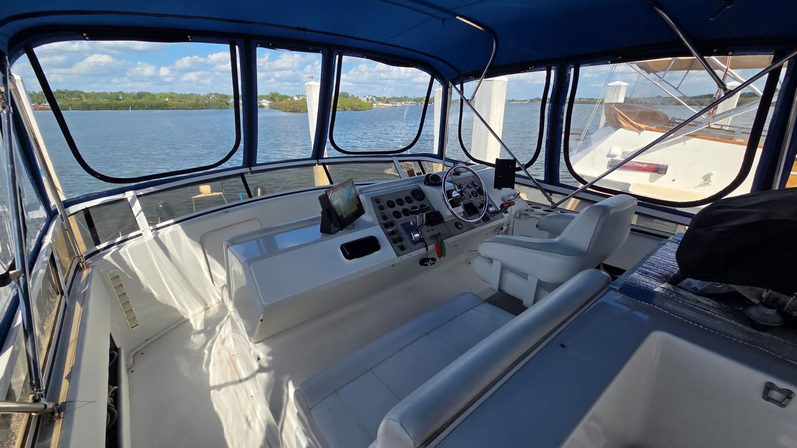 1998 Carver 405 Motor Yacht - 15