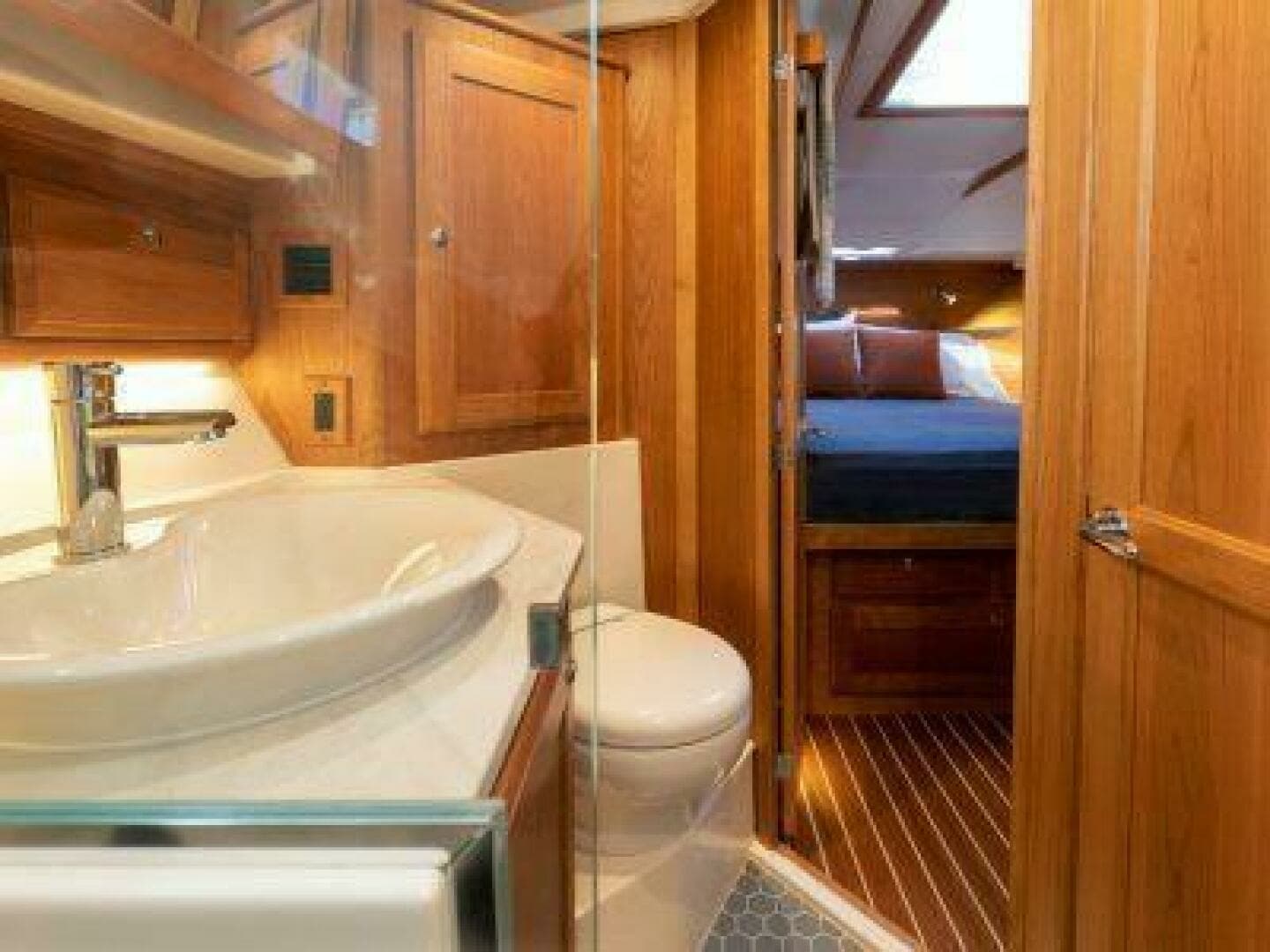 2027 Sabre 43 Salon Express - Image 13
