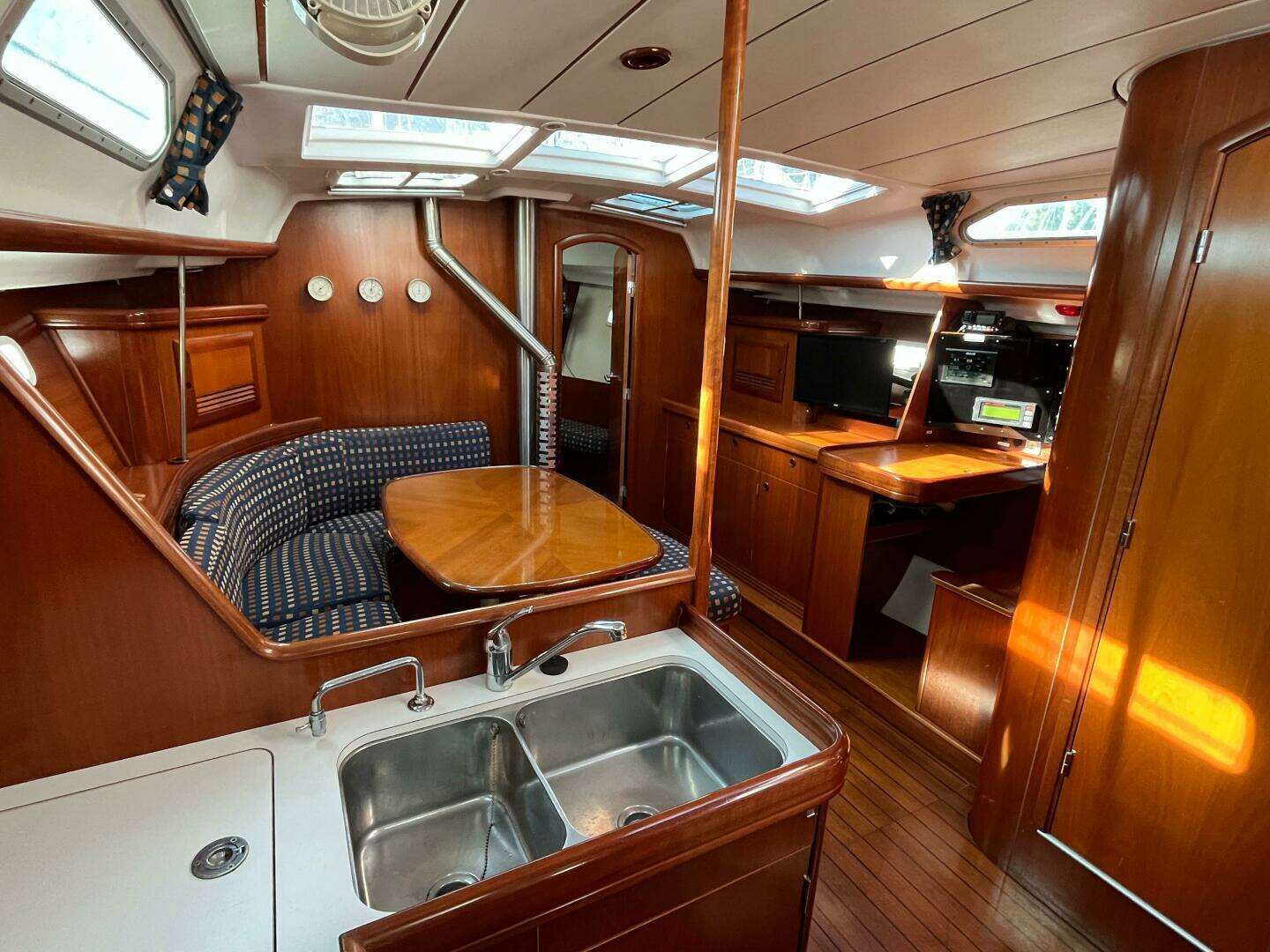 2001 Beneteau 393 - Image 27