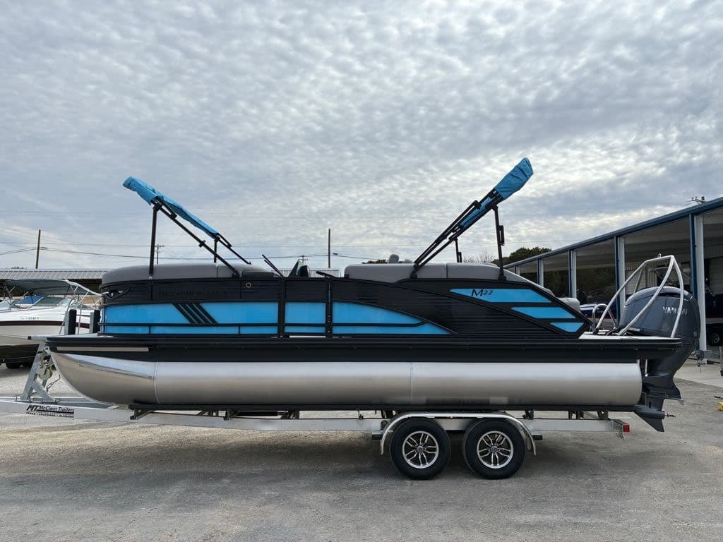 2026 Bennington 22 M Swingback