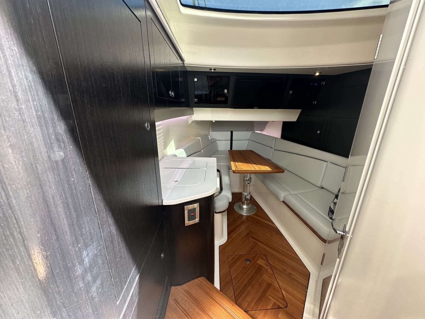 2024 Boston Whaler 380 Realm - Image 20