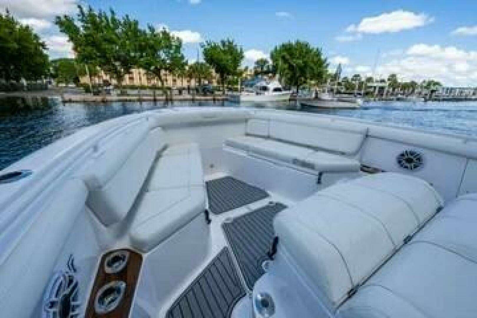2020 Everglades 395 Center Console - Image 8