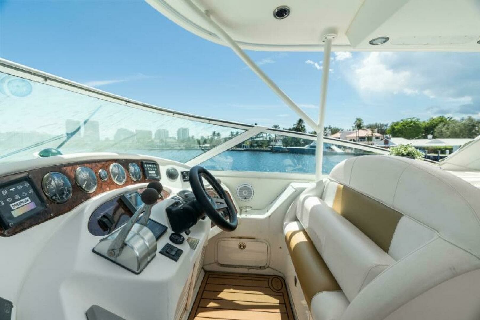2001 Sea Ray 540 Cockpit Motor Yacht - Image 16