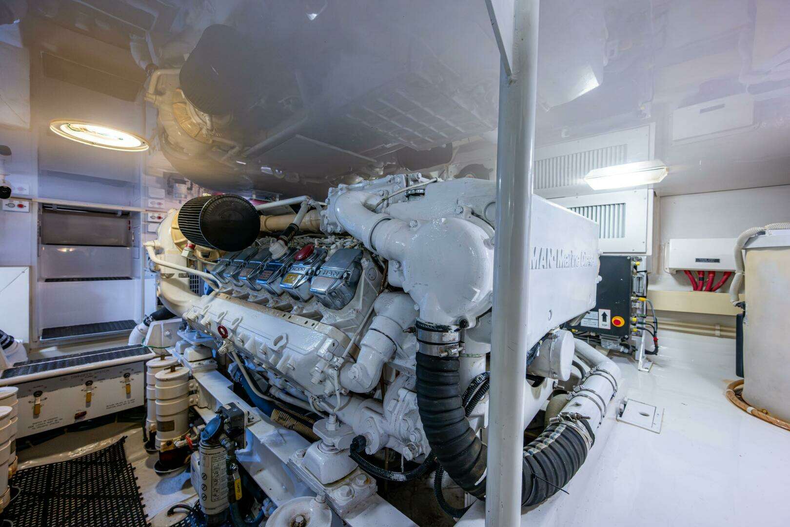 2006 Viking 52 Convertible - Image 31