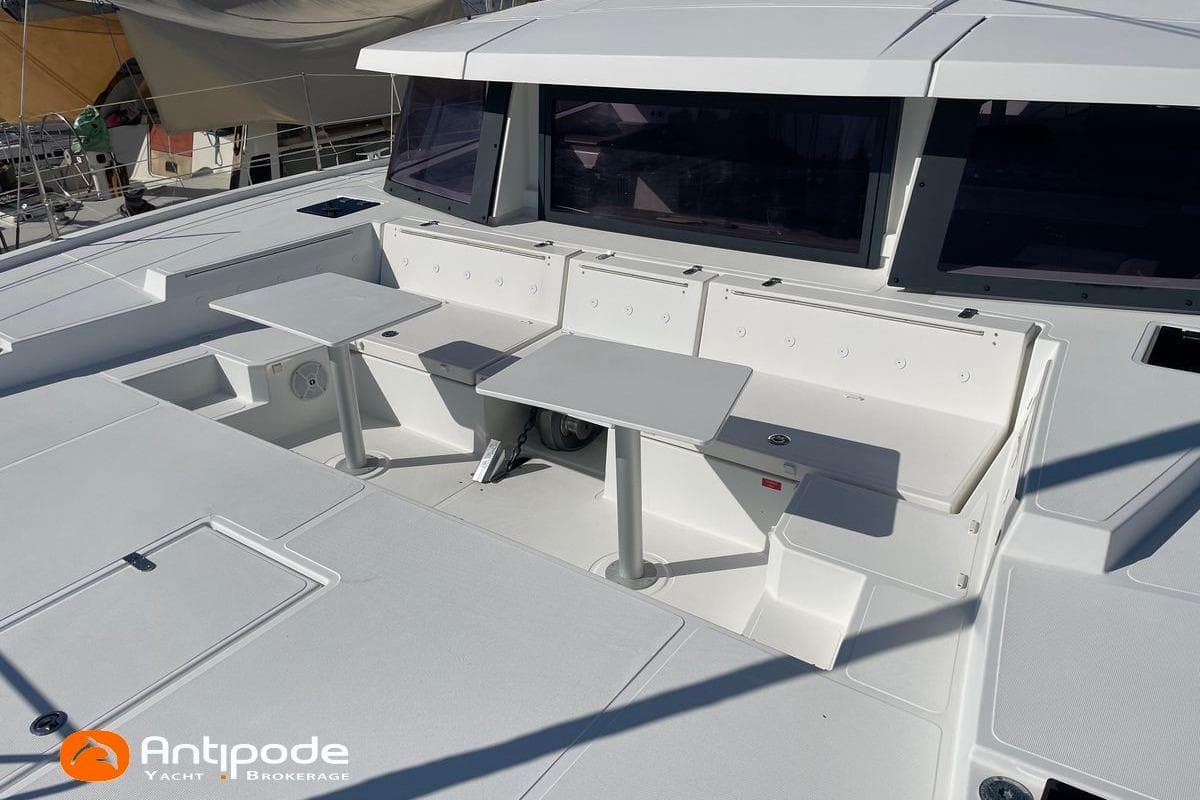 2018 Bali 4.3 yacht deck with seating and tables, featuring sleek design and modern amenities.