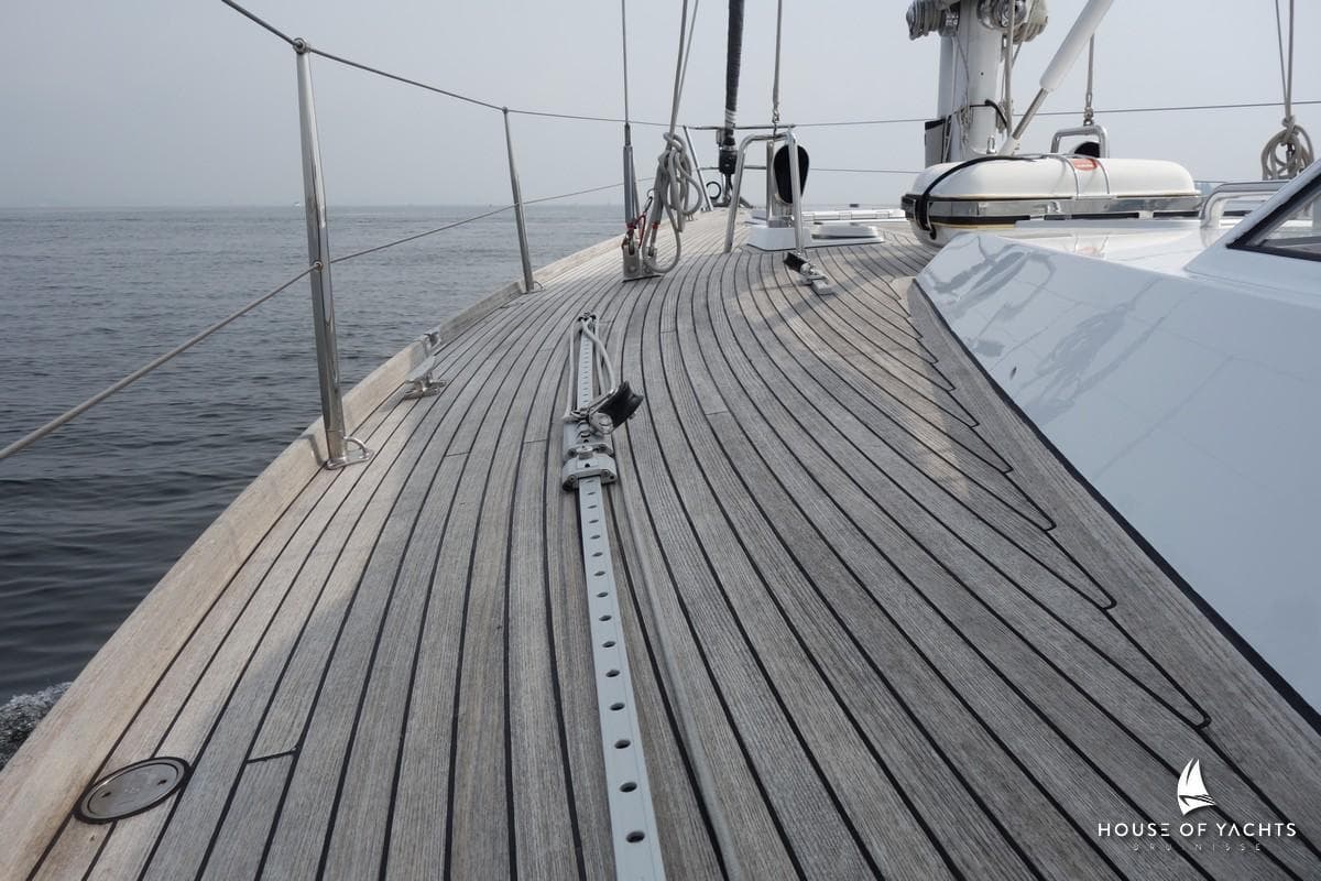 Deck of 1988 Pieter Beeldsnijder 42 yacht with wooden planks and ocean view.