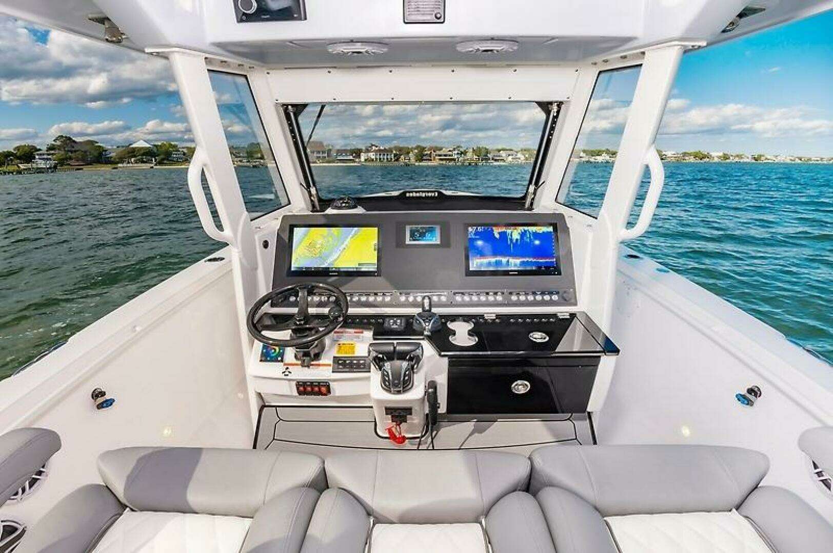 2023 Everglades 335CC - Image 12