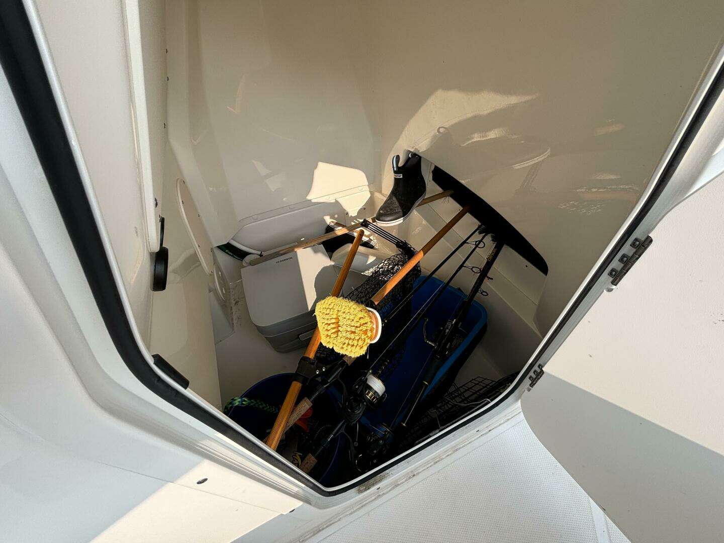 2023 Boston Whaler 250 Dauntless - Image 24